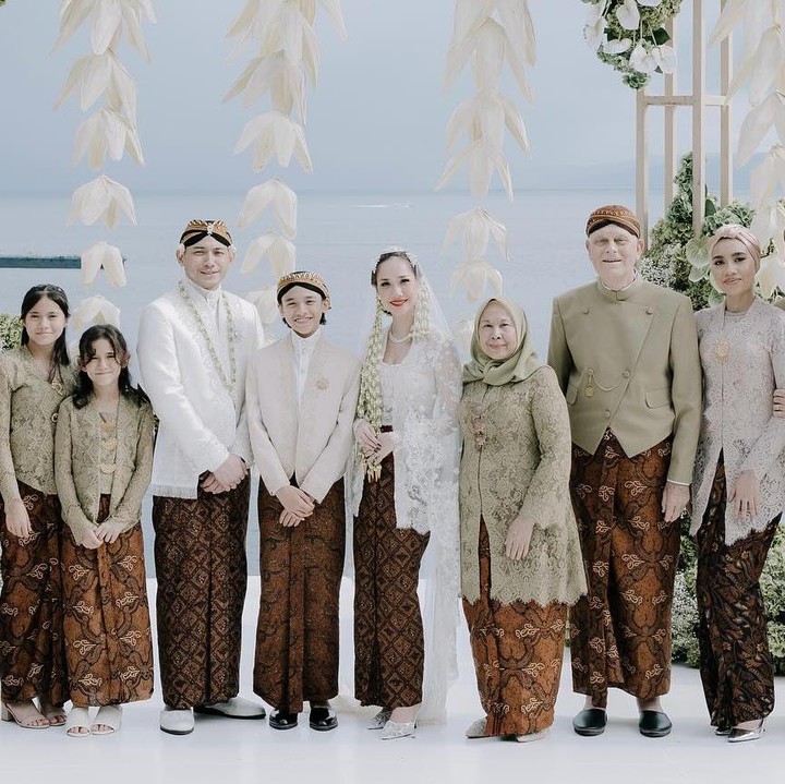 <p>Hubungan antara BCL dengan keluarga Ashraf memang masih terjalin harmonis dan hangat. Bahkan ibunda Ashraf menyebut BCL sebagai anak perempuan tersayangnya. (Foto: Instagram @aishahjennifer)</p>