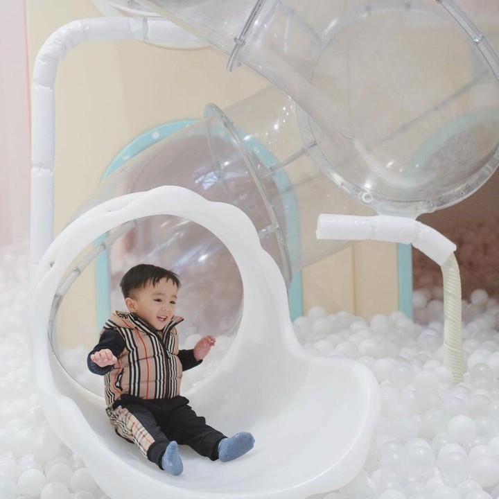 <p>Melihat dari laman Instagram-nya, Momo kerap mengunggah potret kebersamaannya ini bersama Si Kecil. Momo pun turut membubuhkan keterangan manis pada foto-fotonya bersama Abe. (Foto: Instagram: @therealmomogeisha)</p>