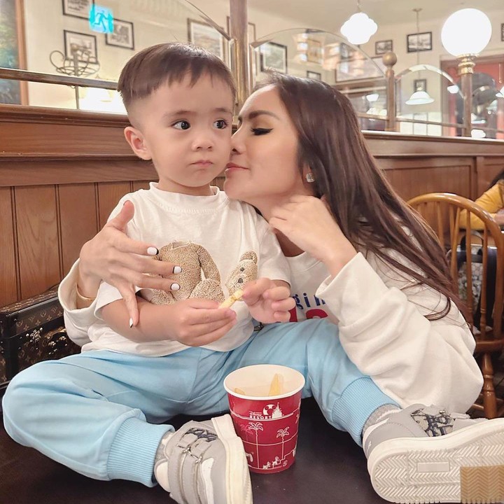 <p>Banyak netizen yang mengatakan Abe semakin tampan nih, Bunda. Tak sedikit pula yang memuji Abe memiliki mata yang indah, lho. (Foto: Instagram: @therealmomogeisha)</p>