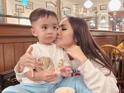 7 Potret Ganteng Abe Anak Kedua Momo Geisha yang Jarang Tersorot