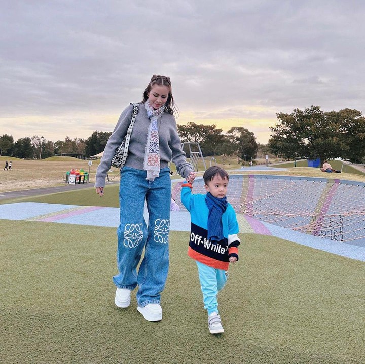<p>"Kenangan yang kita buat adalah segalanya @abercio_mikaelmoza_samudra," tulis Momo pada salah satu unggahan kala menemani Si Kecil bermain. (Foto: Instagram: @therealmomogeisha)</p>