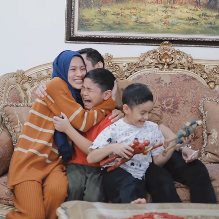 <p>"Assalamualaikum calon adiknya Abang Rendra dan Abang Malik. Sehat-sehat terus ya, Nak selama di dalam perut Bunda. Kehadiranmu memberikan warna bahagia yang berbeda di keluarga ini. Tidak sabar rasanya. Petualangan baru akan segera dimulai. Jalan yang akan selalu disyukuri sepanjang hidup Ayah dan Bunda.<em> Alhamdulillah.</em> Terima kasih ya, Allah," tulis Icha. (Foto: Instagram: @ichasoebandono)</p>