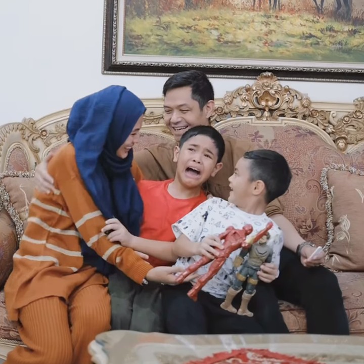 <p>Momen ini dibagikan langsung oleh perempuan yang akrab disapa Icha ini pada laman Instagram-nya. Dalam video tersebut, Icha dan Dude memberitahu kedua putranya bahwa mereka akan segera memiliki adik. (Foto: Instagram: @ichasoebandono)</p>