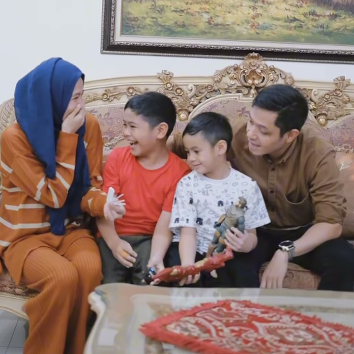 <p>Alyssa Soebandono memang tidak menggelar acara gender reveal secara khusus. Namun, ia mengajak suami dan kedua putranya ikut mengecek ke dokter kandungan. Di sanalah mereka mengetahui bahwa akan hadir seorang adik bayi perempuan. Reaksi kedua putra Icha dan Dude <em>priceless</em> Bunda! Mereka seakan tak sabar ingin segera bertemu adik baru. Foto: Instagram: @ichasoebandono</p>