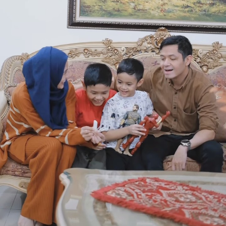 <p>"<em>MasyaAllah</em> Abang Rendra seharu itu, ya," ungkap seorang netizen dengan emotikon hati. "Ya Allah lihat Abang nangis jadi terharu. Sehat-sehat buat Kak Icha dan calon debay," kata netizen lainnya. (Foto: Instagram: @ichasoebandono)</p>