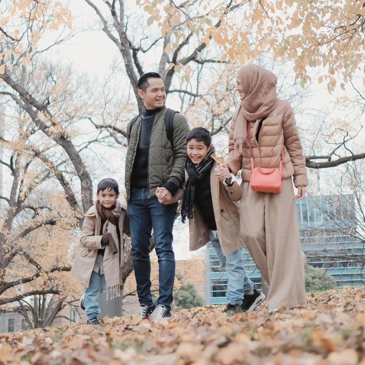 <p>Artis cantik Alyssa Soebandono menikah dengan Dude Harlino pada tahun 2014, Bunda. Setelah menikah, pasangan ini pun dikaruniai dua orang putra. (Foto: Instagram: @ichasoebandono)</p>