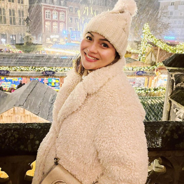 <p>Saat menikmati fisrt snow Ghea tampak mengenakan jaket dan topi berwarna putih tulang dilengkapi tas berwarna senada. Banyak netizen memuji bumil yang satu ini karena tampak semakin cantik. (Foto: Instagram: @ghea.dsyawal)</p>