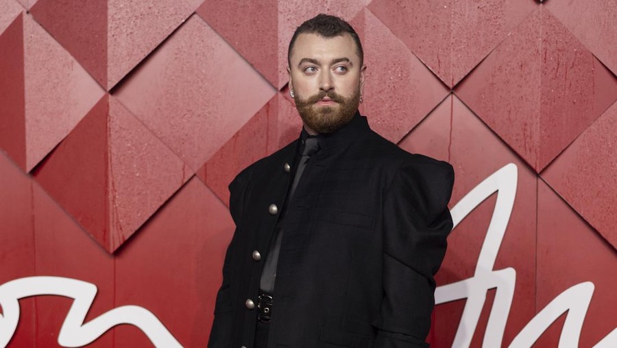 Sam Smith di British Fashion Awards 2023 Sam Smith poses for photographers upon arrival at the British Fashion Awards on Monday, Dec. 4, 2023 in London. (Vianney Le Caer/Invision/AP)