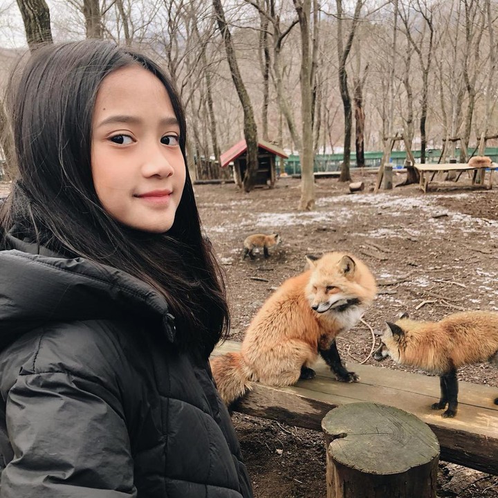 <p>Perubahan pernampilan Abbey yang beranjak remaja sukses menyita atensi warganet, Bunda. <em>"Secantik sdh gede.."</em> kata akun @rila1***. <em>"Cantik banget sih ya Allah, kaya mamanya,"</em> ucap @rinaari****. (Foto: Instagram @abbeyabiela)</p>