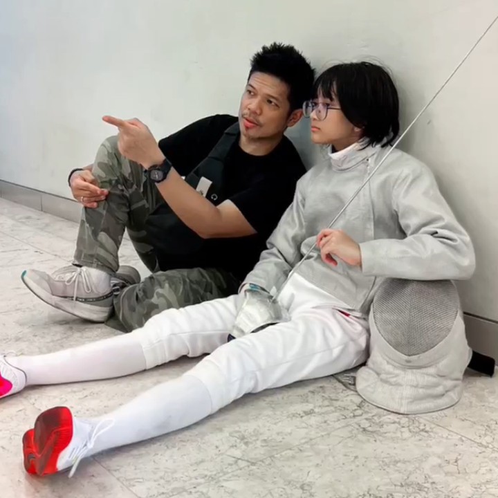 <p>Tak hanya menemani putrinya ketika mengikuti turnamen anggar, Baim juga gemar melakukan duet bersama Abbey. Suara mereka sukses menuai pujian dari warganet. <em>"Sukaaak duet papa baim dan kakak abbey,"</em> kata pemilik akun @ratih***p*** (Foto: Instagram @abbeyabiela)</p>