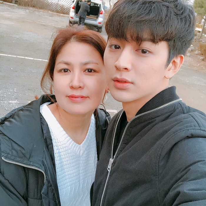 Selfie dengan sang Ibu seringkali dibagikan Yunhyeong di Instagramnya. Dalam foto tersebut, terlihat ia dan sang Ibu menggunakan jaket hitam dan tersenyum manis./ Foto: Instagram.com/sssong_yh