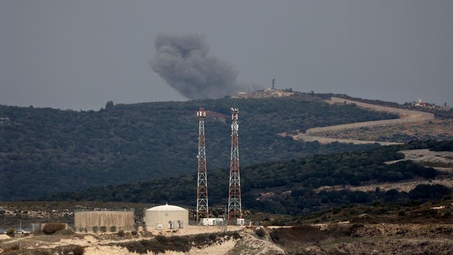 Media Israel melaporkan lima roket yang disebut berasal dari Lebanon menghantam pangkalan militer Israel pada Kamis (21/12).