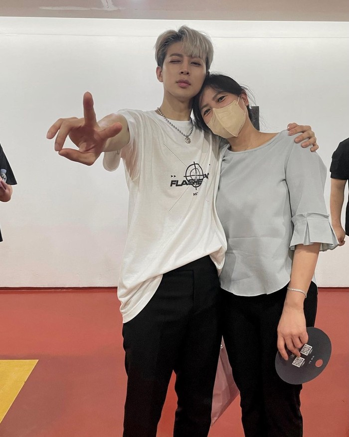 Setelah menyelesaikan konser, Yunhyeong berfoto bersama Ibunya di backstage. Keluarga Yunhyeong memang nggak pernah absen nih nonton konser iKON!/ Foto: Instagram.com/_eunjinsong