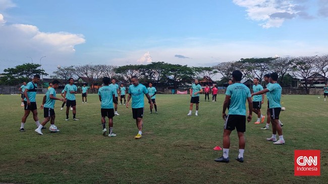 Pelatih Bhayangkara FC, Mario Gomez memastikan tidak akan memainkan Radja Nainggolan pada laga melawan PSM di Liga 1, Jumat (8/12) nanti.