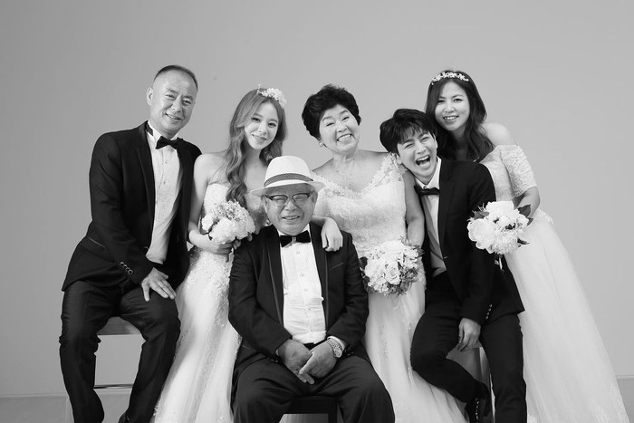 Tahun 2018 lalu, Yunhyeong dan keluarga melakukan foto studio bersama. Terlihat Ayah, Ibu, Adik, Kakek dan Neneknya tersenyum lebar mengenakan baju jass hitam dan white dress. Keluarga idaman banget, deh! /Foto: Instagram.com/_eunjinsong