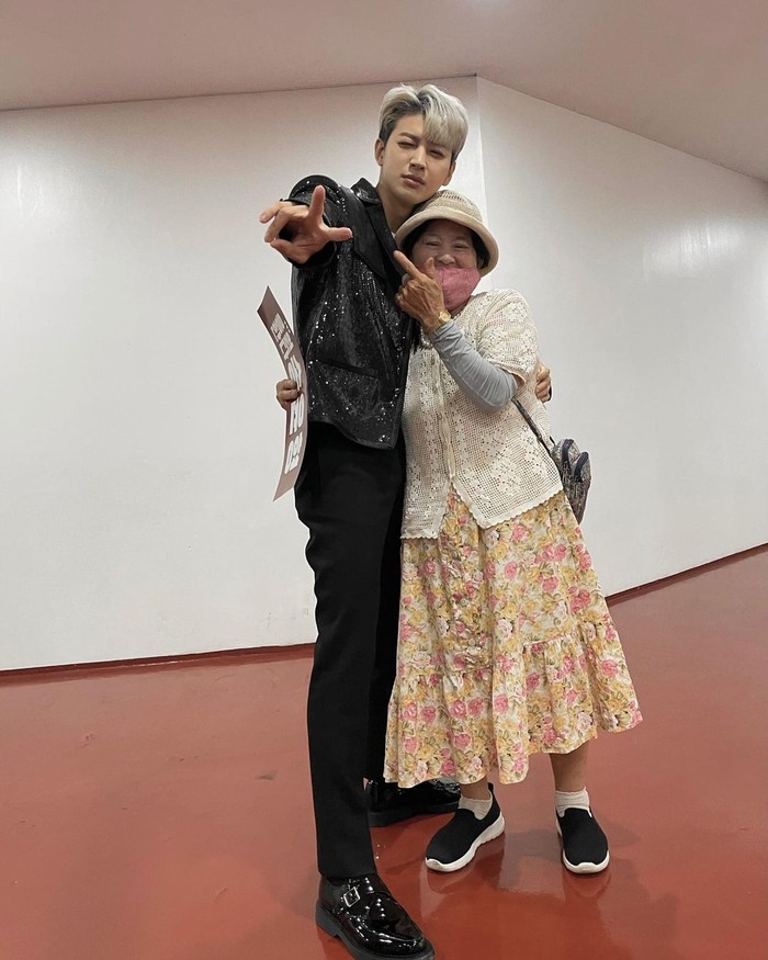 Tak hanya Ibunya, Nenek Yunhyeong terlihat bergaya dan berfoto bersama cucunya di backstage konser. Lucu banget, ya!/ Foto: Instagram.com/_eunjinsong