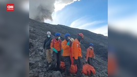 VIDEO: Basarnas Sukses Evakuasi Lima Jenazah Pendaki Gunung Marapi