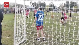 VIDEO: Jokowi Mandi Hujan Main Bola di Labuan Bajo