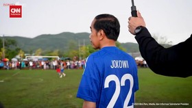 VIDEO: Momen Jokowi Bermain Bola Melawan Menteri Basuki