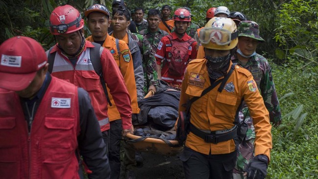 Erupsi Gunung Marapi di Sumbar menewaskan 11 pendaki. Saat ini, 12 orang masih hilang.