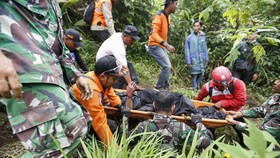 FOTO: Erupsi dan Hujan Abu Rintangi Evakuasi Pendaki Marapi