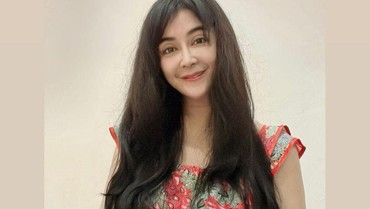 img-title Jadi Istri Polisi, 7 Potret Uut Permatasari Tampil Sederhana Pakai Daster