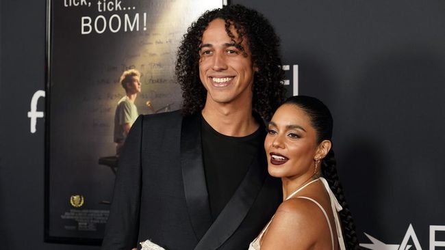 Vanessa Hudgens dikabarkan resmi menikah dengan seorang atlet bisbol bernama Cole Tucker yang digelar secara privat di Meksiko.