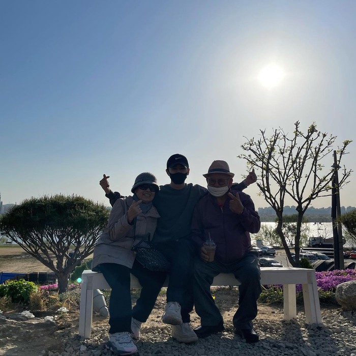 Yunhyeong iKON liburan bersama Kakek dan Neneknya. Terlihat Yunhyeong merangkul sambil bergaya 'finger heart'./ Foto: Instagram.com/_eunjinsong