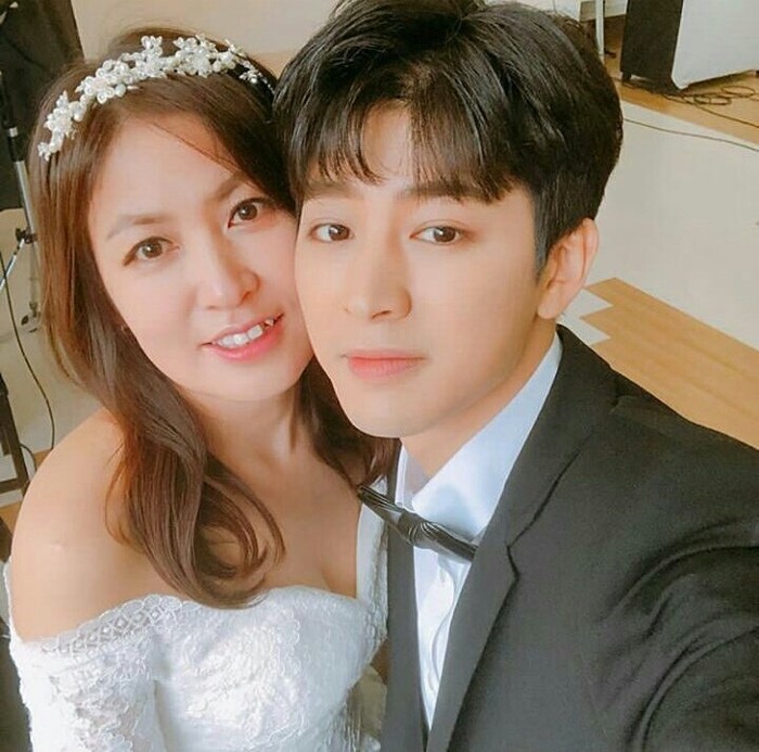 Yunhyeong sempat mengambil foto dengan sang Ibu saat melakukan pemotretan keluarga. Dengan baju jas hitam formal dan dress putih. Yunhyeong dan Ibunya terlihat sangat menawan!/ Foto: Instagram,com/sssong_yh