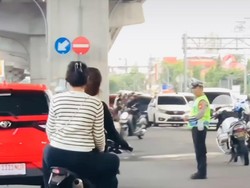 Momen Wanita Bermotor Trail-Tak Pakai Helm Nyelonong Depan Polantas Makassar