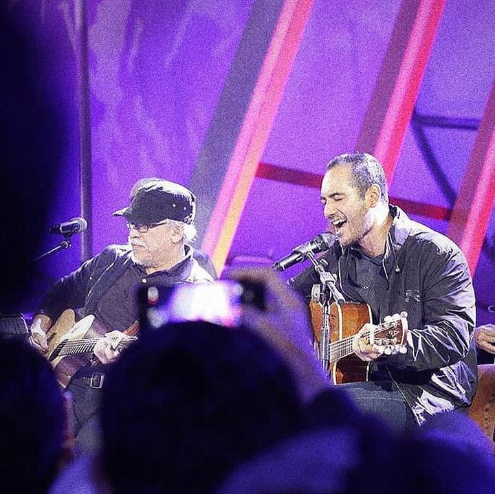<p>Lantaran memiliki keahlian tersebut, Ario juga pernah tampil di atas panggung bermain gitar bersama musisi legendaris asal Tanah Air, yakni Iwan Fals. "Pengalaman tak terlupakan saya bisa berkolaborasi dengan Om <em>@iwanfals.</em> Mimpi yang terwujud bisa membawakan lagu <em>Sarjana Muda</em> bersama sang legenda!" ungkap Ario. (Foto: Instagram@bayu_ario)</p>