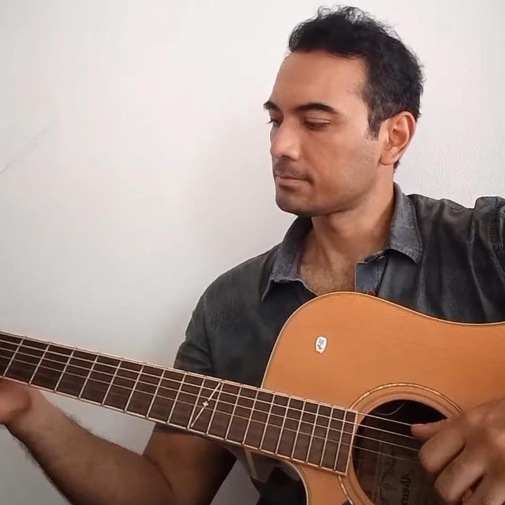 <p>Selain bersepeda, pria 38 tahun ini juga pandai bermain gitar. Ia pun kerap membagikan videonya saat bermain gitar. (Foto: Instagram@bayu_ario)</p>