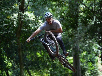 7 Potret Ario Bayu yang Hobi Main Gitar hingga Bersepeda di Hutan