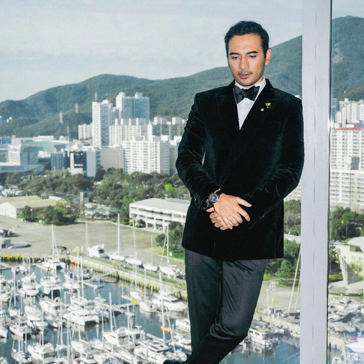 <p>Nama Ario Bayu tampaknya tak pernah lepas dari sorot publik usai berhasil memerankan karakter Soeraja dalam serial <em>Gadis Kretek.</em> (Foto: Instagram@bayu_ario)</p>