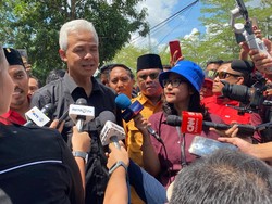 Ganjar soal Gibran Kritik Kondisi Komputer SMK: Beliau Siap Debat