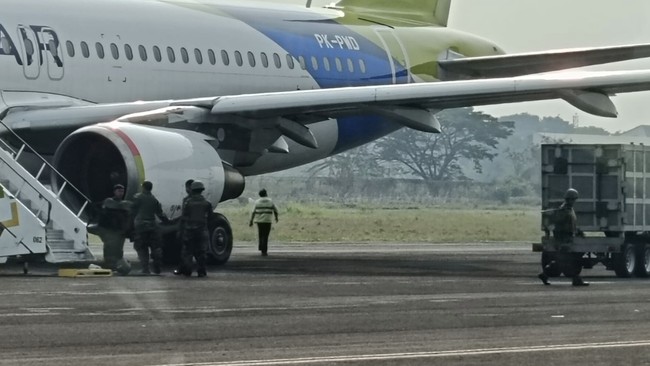 Densus 88 Antiteror Polri mendalami ancaman bom kedua terhadap pesawat pengangkut jemaah haji yang mendarat darurat di Bandara Kualanamu Sabtu (21/6) pagi ini.