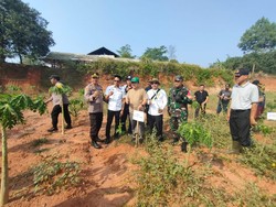 Jalankan Arahan KSAD, Kodim Bogor Tanam Pohon-Bersihkan Saluran Air Warga