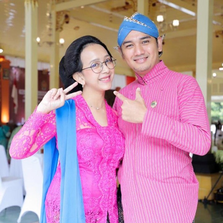 <p>GKR Bendara memang jarang membagikan momen bersama suaminya ke publik. Tapi, bukan berarti ia tak romantis. Di momen spesial, perempuan 37 ini sering mengunggah foto bersama dengan suaminya ke media sosial. (Foto: Instagram @gkrbendara)</p>