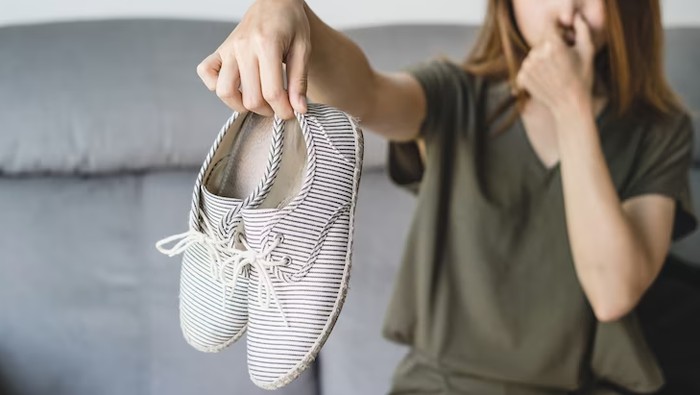 Cara Tepat Merawat Sepatu Basah Terkena Hujan, Dijamin Awet dan Anti Bau Apek