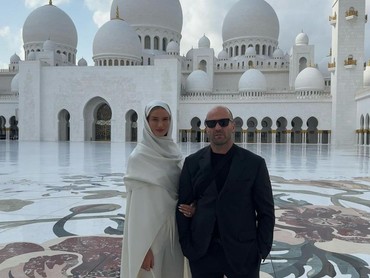img-title Kunjungi Masjid di Abu Dhabi, Jason Statham Didoakan Masuk Islam