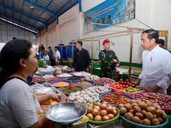 Jokowi Kunjungi Pasar Oebobo NTT, Cek Harga Kebutuhan Pokok