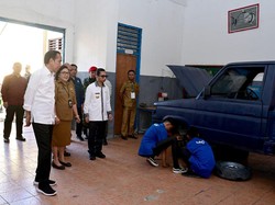 Jokowi Soroti Mobil Praktik di SMKN 5 Kupang Model Lama, Akan Kirim yang Baru