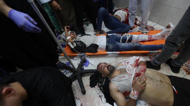 Petugas ambulans kesulitan mencapai 2 sekolah di Gaza mengevakuasi jenazah dan korban lainnya karena Israel masih terus menggempur daerah itu tanpa ampun.