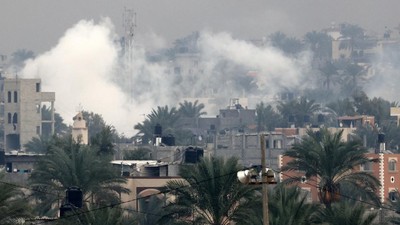 Pasukan militer Israel mengubrak-abrik Jalur Gaza selatan untuk memburu salah satu pemimpin Hamas yang diyakini bersembunyi di jantung kota utama wilayah itu.