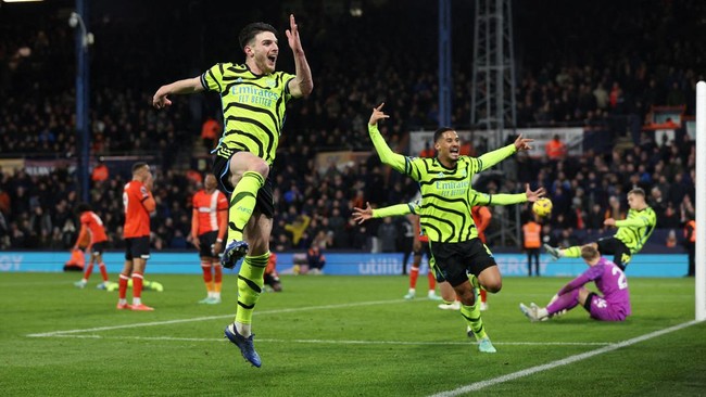 Klasemen Liga Inggris mengalami perubahan usai Arsenal menang dramatis 4-2 atas Luton Town, Rabu (6/12) dini hari WIB.