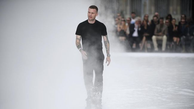 Desainer Matthew Williams akan keluar dari rumah mode Givenchy.
