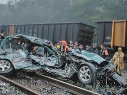 Sedan Terobos Rel Berujung Tertabrak Kereta Api di Lampung, 3 Orang Tewas