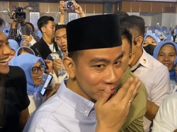 Momen Lucu Gibran Dicolek Ibu-ibu di Acara Perempuan Nahdliyyin