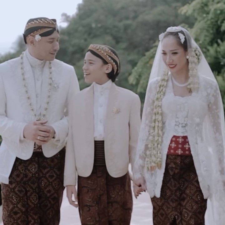 <p>Artis Bunga Citra Lestari (BCL) resmi menikah dengan Tiko Aryawardhana pada Sabtu (2/12/2023). Sosok yang tak kalah menarik perhatian adalah anak BCL dan mendiang Ashraf, Noah Sinclair. (Foto: Instagram: @itsmebcl)</p>
