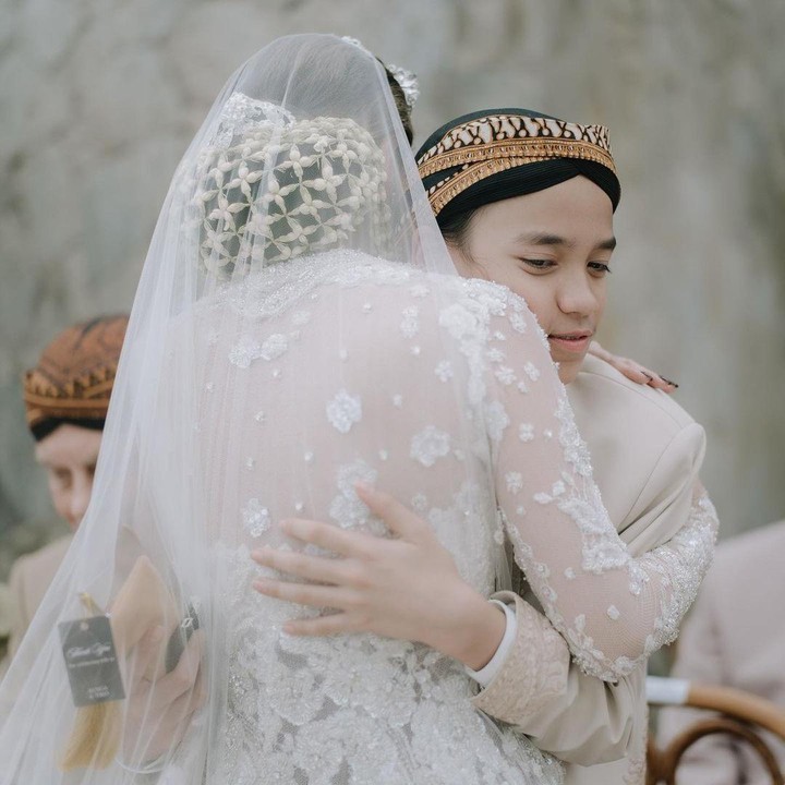 <p>BCL turut memeluk sang anak kala acara sungkeman. Noah juga membalas pelukan sang Bunda dengan penuh kasih. "Akad.." tulis BCL dalam unggahan tersebut. (Foto: Instagram: @itsmebcl)</p>